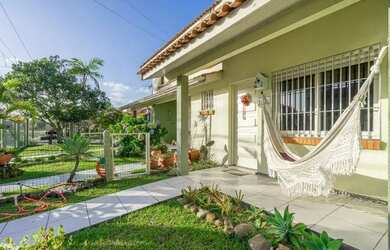 Imagem: A casa possui 2 Dormitórios, 2 Banheiros, 1 Vaga na garagem