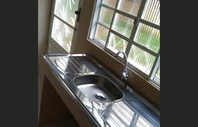 Imagem: A casa possui 1 Dormitório, 1 Banheiro e está localizado