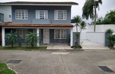 Imagem: A casa em condomínio possui 3 Dormitórios, 2 Banheiros, 2