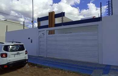 Imagem: A casa possui 3 Dormitórios, 2 Banheiros, 2 Vagas na garagem