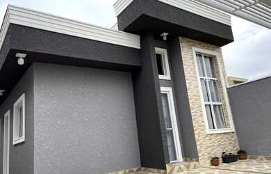 Imagem: A casa possui 3 Dormitórios, 2 Banheiros, 2 Vagas na garagem