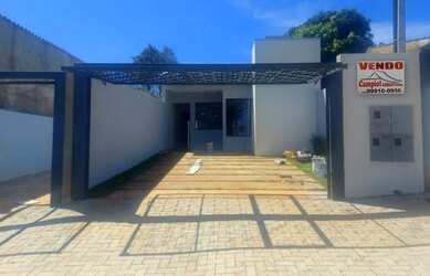 Imagem: A casa possui 3 Dormitórios, 2 Banheiros, 2 Vagas na garagem