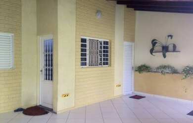 Imagem: A casa possui 2 Dormitórios, 2 Banheiros, 2 Vagas na garagem