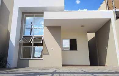 Imagem: A casa possui 3 Dormitórios, 2 Banheiros, 2 Vagas na garagem