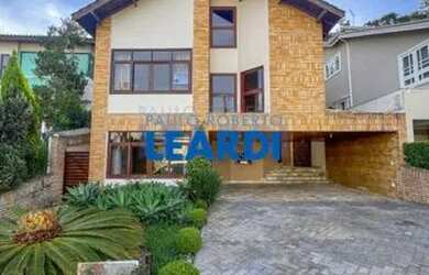 Imagem: A casa em condomínio possui 4 Dormitórios, 2 Banheiros e 380m²