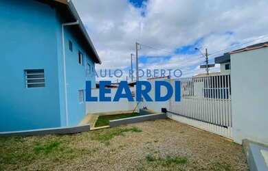 Imagem: A casa possui 2 Dormitórios, 1 Banheiro, 2 Vagas na garagem
