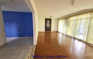 Imagem: O depósito possui 5 Vagas na garagem e 250m² de Área e está