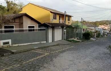 Imagem: A casa em condomínio possui 3 Dormitórios, 1 Banheiro, 2 Vagas