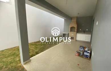 Imagem: A casa possui 3 Dormitórios, 2 Banheiros, 2 Vagas na garagem