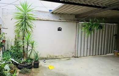 Imagem: A casa possui 3 Dormitórios, 2 Banheiros, 1 Vaga na garagem