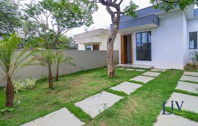 Imagem: A casa possui 3 Dormitórios, 2 Banheiros, 2 Vagas na garagem