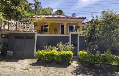 Imagem: A casa possui 2 Dormitórios, 2 Banheiros, 2 Vagas na garagem