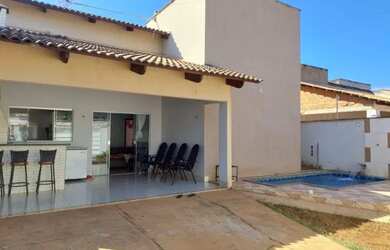 Imagem: A casa possui 3 Dormitórios, 2 Banheiros, 2 Vagas na garagem