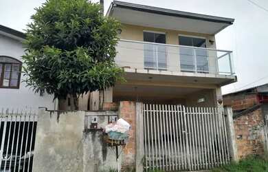 Imagem: A casa possui 3 Dormitórios, 1 Banheiro, 2 Vagas na garagem