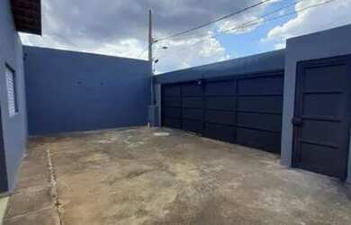 Imagem: A casa possui 2 Dormitórios, 1 Banheiro, 2 Vagas na garagem