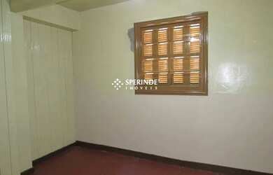 Imagem: A casa possui 4 Dormitórios, 1 Banheiro, 1 Vaga na garagem