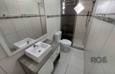 Imagem: A casa possui 2 Dormitórios, 3 Banheiros, 2 Vagas na garagem