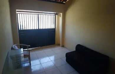 Imagem: A casa possui 2 Dormitórios, 1 Banheiro, 1 Vaga na garagem