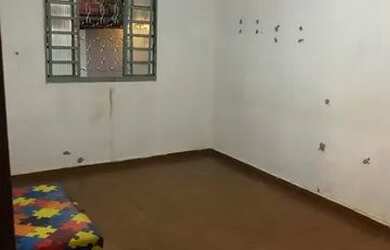 Imagem: A casa possui 2 Dormitórios, 2 Banheiros, 2 Vagas na garagem