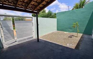 Imagem: A casa possui 3 Dormitórios, 2 Banheiros, 1 Vaga na garagem