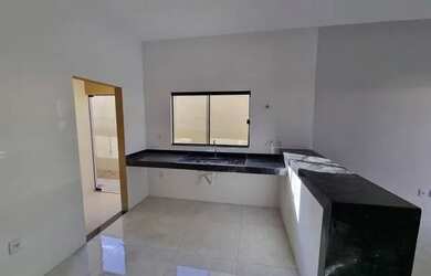 Imagem: A casa possui 3 Dormitórios, 2 Banheiros, 1 Vaga na garagem