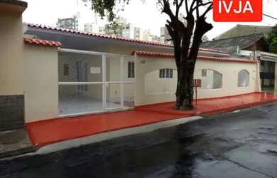 Imagem: A casa possui 3 Dormitórios, 4 Banheiros, 3 Vagas na garagem