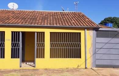 Imagem: A casa possui 3 Dormitórios, 2 Banheiros, 2 Vagas na garagem