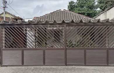 Imagem: A casa possui 1 Dormitório, 1 Banheiro, 1 Vaga na garagem e