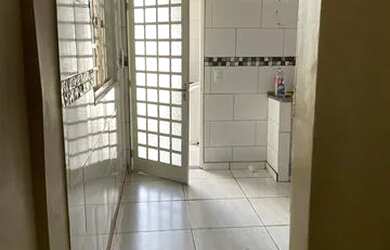 Imagem: A casa possui 1 Dormitório, 1 Banheiro, 1 Vaga na garagem e