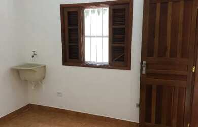 Imagem: O quarto está localizado em Areia Branca, Santos para alugar