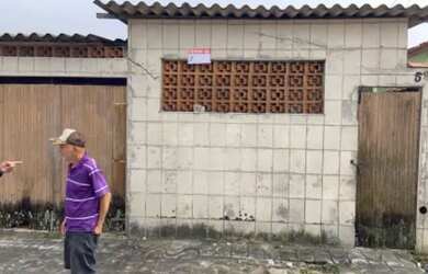 Imagem: A casa possui 3 Dormitórios, 2 Banheiros, 1 Vaga na garagem