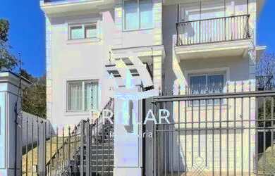 Imagem: A casa possui 3 Dormitórios, 2 Banheiros, 4 Vagas na garagem