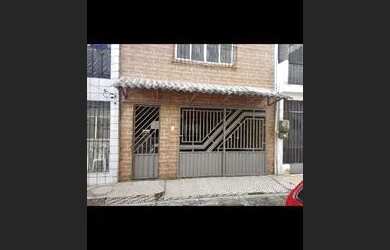 Imagem: A casa possui 4 Dormitórios, 4 Banheiros, 1 Vaga na garagem