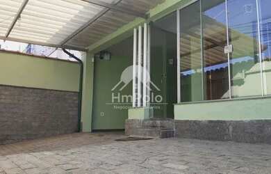 Imagem: A casa possui 4 Dormitórios, 3 Banheiros, 3 Vagas na garagem