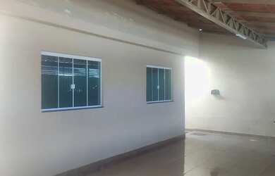 Imagem: A casa possui 3 Dormitórios, 2 Banheiros, 3 Vagas na garagem