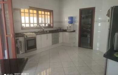 Imagem: A casa possui 4 Dormitórios, 4 Banheiros, 4 Vagas na garagem