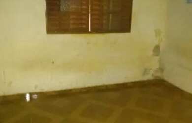 Imagem: A casa possui 1 Dormitório, 1 Banheiro, 2 Vagas na garagem