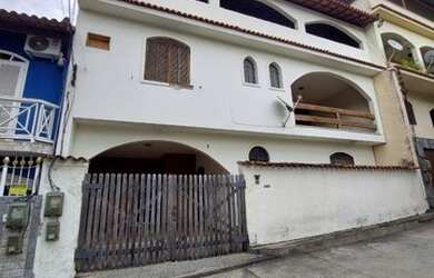 Imagem: A casa possui 4 Dormitórios, 2 Banheiros, 160m² de Área e