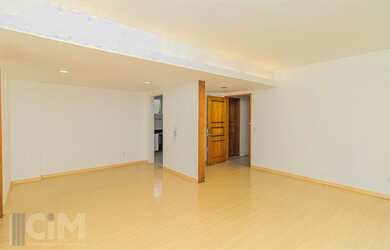 Imagem: O apartamento possui 3 Dormitórios, 1 Banheiro, 1 Vaga na garagem