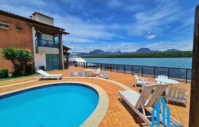 Imagem: A casa possui 4 Dormitórios, 2 Banheiros, 3 Vagas na garagem