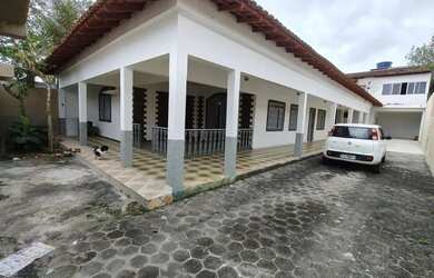 Imagem: A casa possui 3 Dormitórios, 2 Banheiros, 5 Vagas na garagem