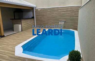 Imagem: A casa possui 3 Dormitórios, 3 Banheiros, 2 Vagas na garagem