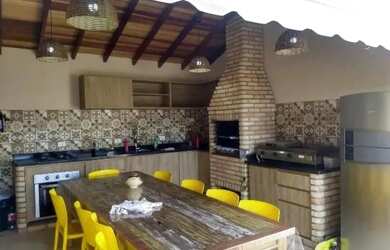 Imagem: A casa possui 3 Dormitórios, 2 Banheiros, 4 Vagas na garagem