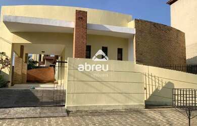 Imagem: A casa possui 5 Dormitórios, 2 Banheiros, 2 Vagas na garagem