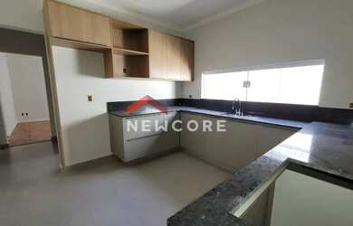 Imagem: A casa possui 3 Dormitórios, 2 Banheiros, 2 Vagas na garagem