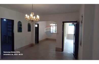 Imagem: A casa possui 3 Dormitórios, 2 Banheiros, 5 Vagas na garagem