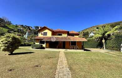 Imagem: A casa possui 5 Dormitórios, 4 Banheiros, 4 Vagas na garagem