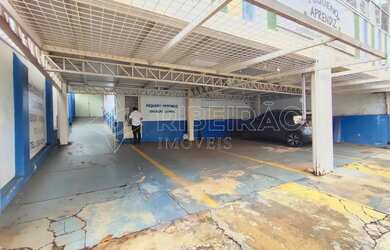 Imagem: O depósito possui 4 Vagas na garagem, 421m² de Área e está