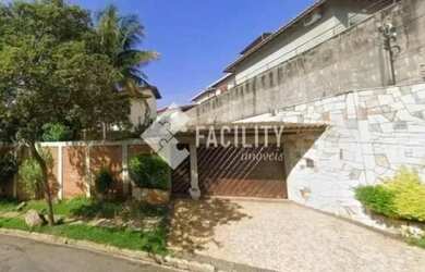 Imagem: A casa possui 4 Dormitórios, 4 Banheiros, 5 Vagas na garagem