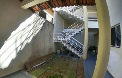 Imagem: A casa possui 4 Dormitórios, 2 Banheiros, 465m² de Área e